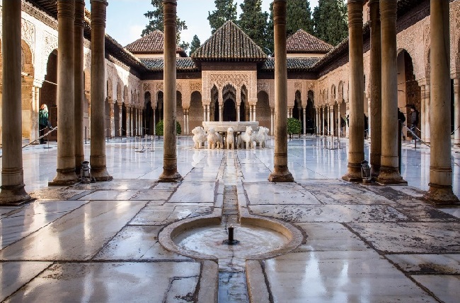 Granadai Alhambra palota oroszlános udvara