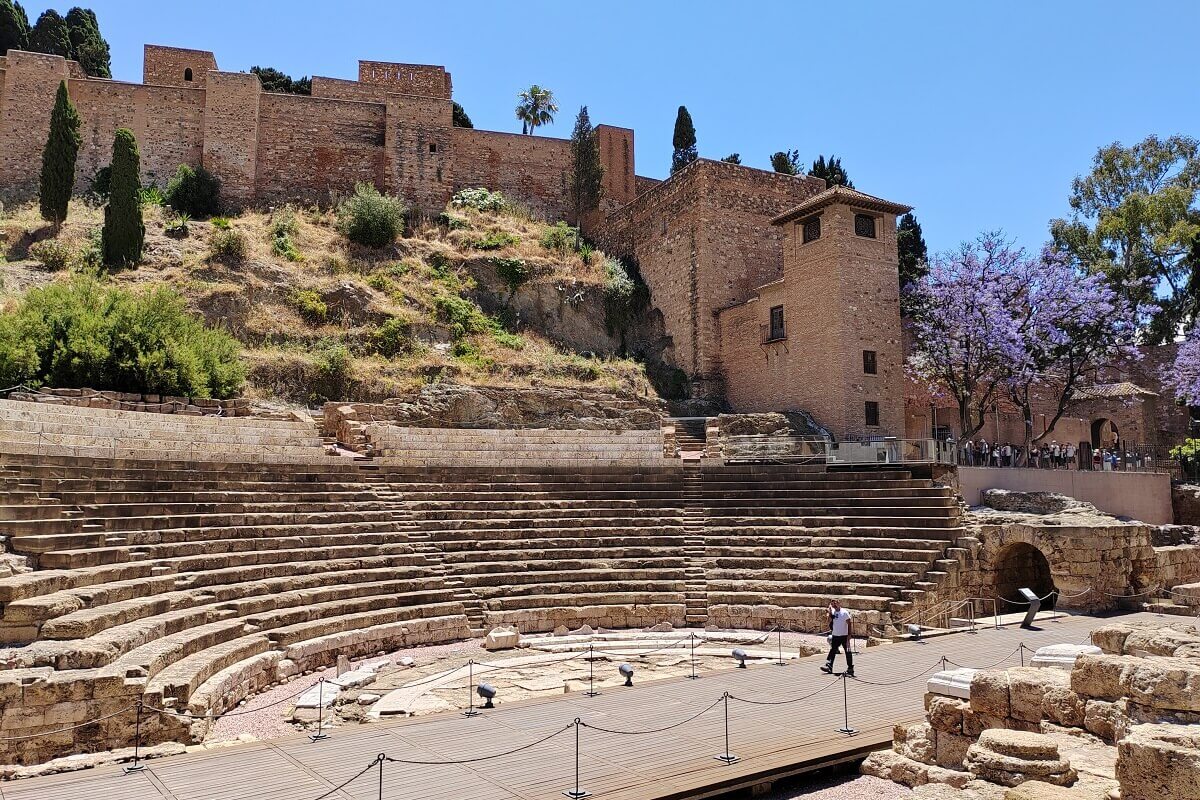 A malagai Római Színház (Teatro Romano) romjai az Alcazaba erőd lábánál. Malaga történelmi látnivalók és ókori emlékek.