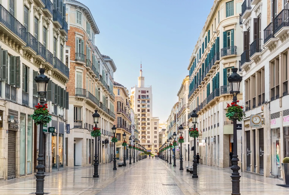 A malagai Calle Larios elegáns sétálóutcája és a szimmetrikus épületek. Malaga látnivalók, bevásárlás és a város szíve.