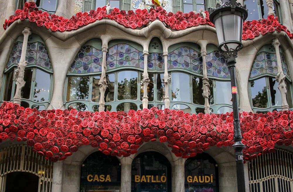 A barcelonai Casa Batlló vörös rózsákkal díszítve Sant Jordi napján