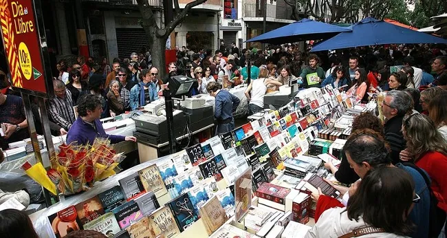 könyvárusok, sok kipakolt könyvvel Barcelona La Rambla útján