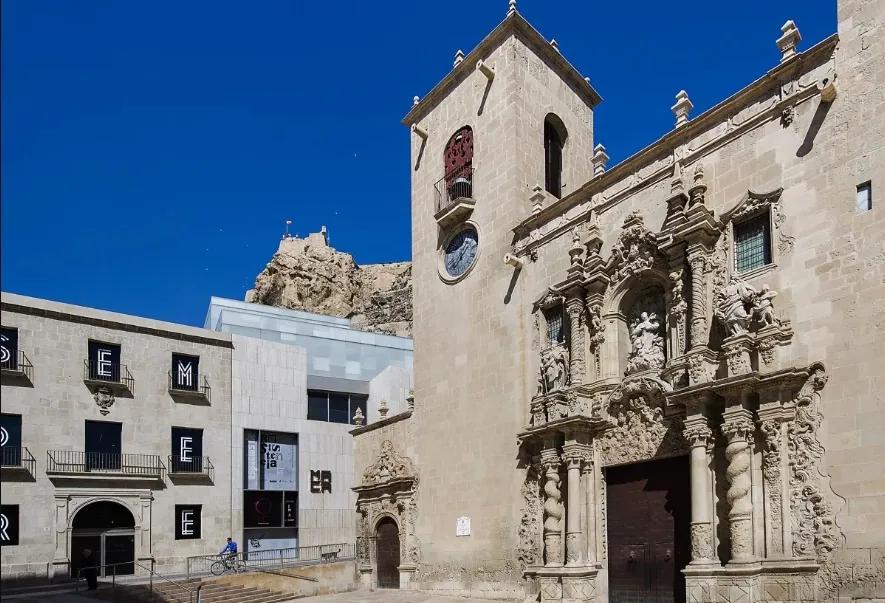 Alicante Bazilika főhomlokzata lenyűgöző részletgazdagsága a kapun látható
