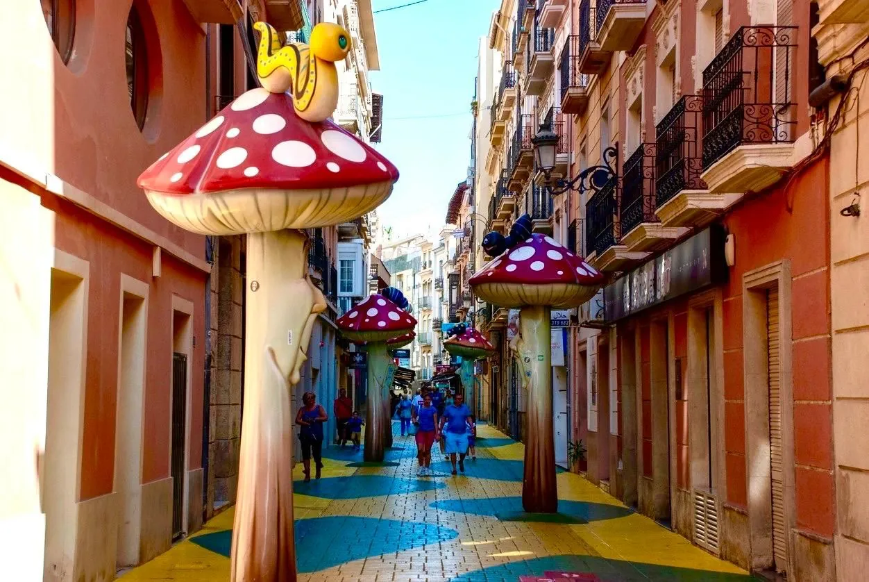 Alicante gombás utca, ahol hatalmas gomboszobrok vannak