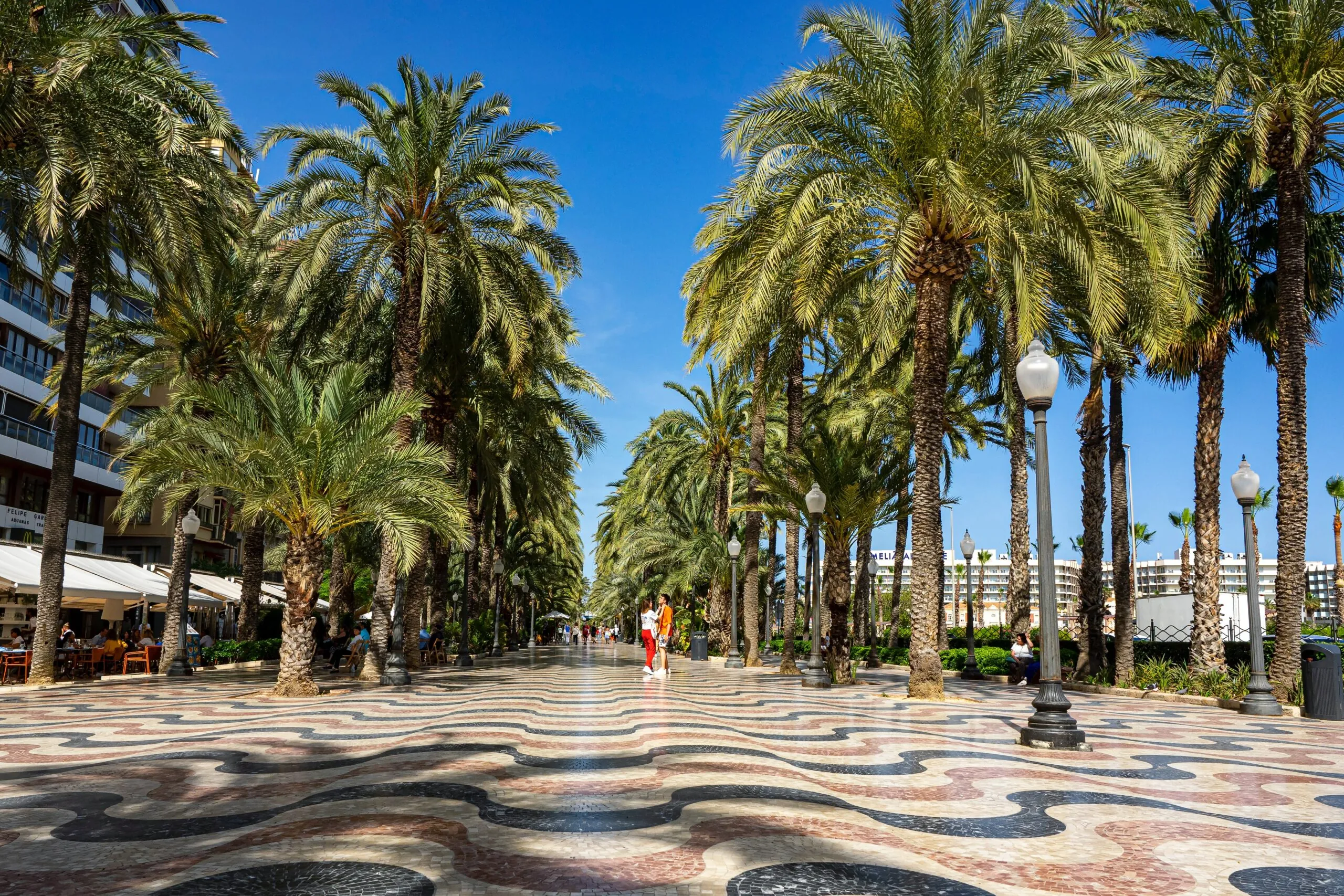 Alicante látnivalók, explanada sétány a tengerparton pálmafákkal szegélyezve