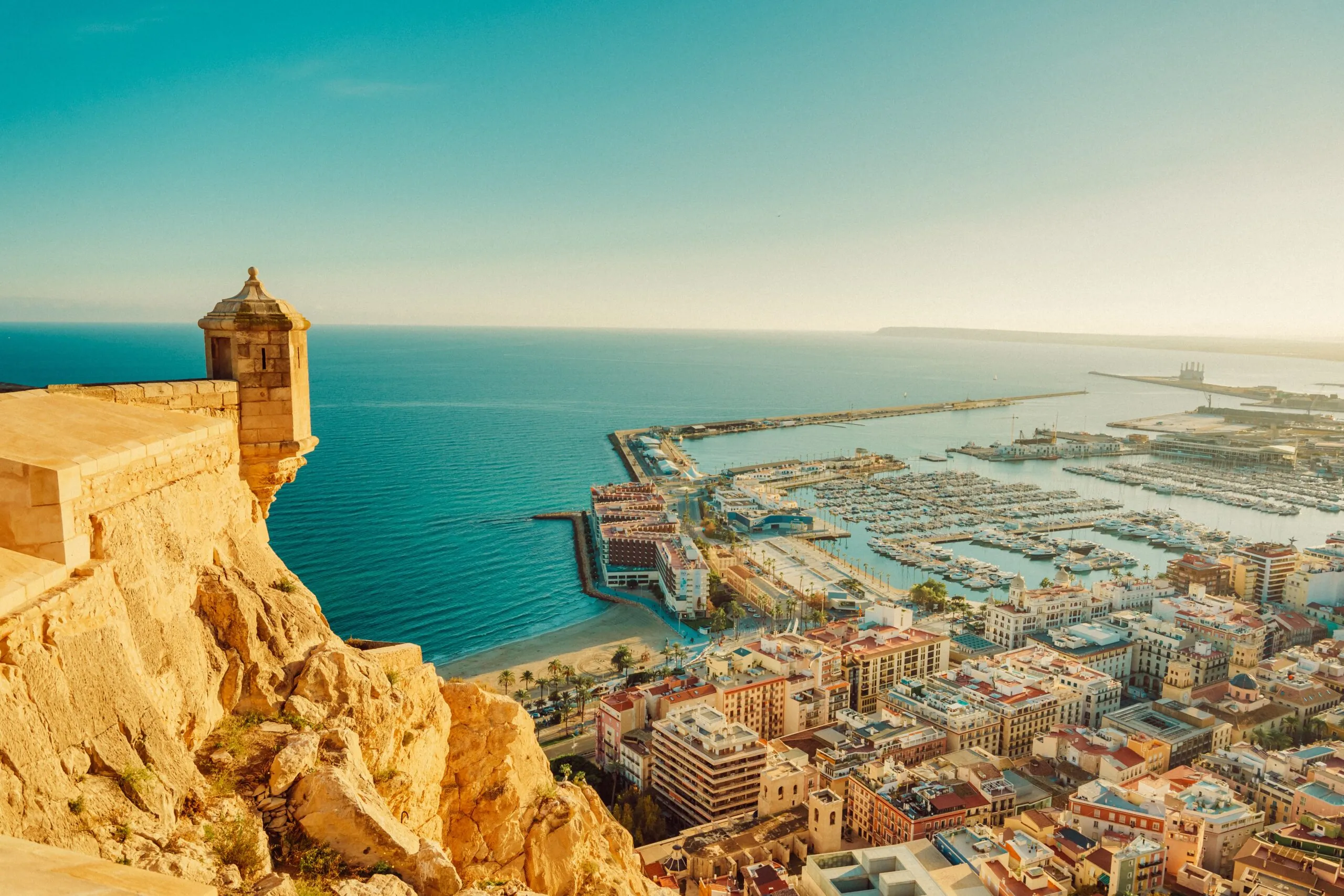 Alicante látnivalók a kötelező vár Castillo de Santa Bárbara naplementében fantasztikus panorámával a kikötőre