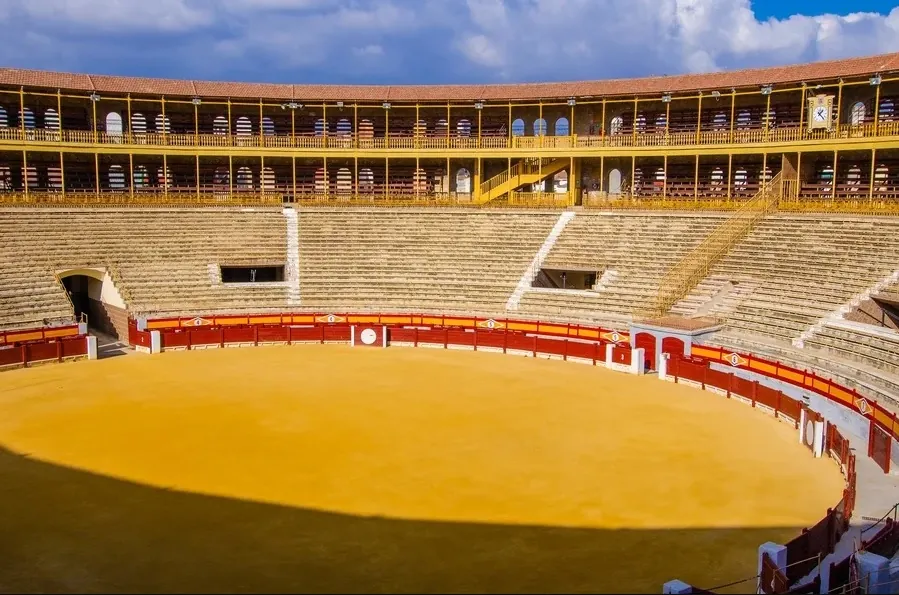 Alicante látnivalók: Plaza de Toros, vagyis Bikaviadal Aréna aranyló homokporondja, körbe ülésekkel