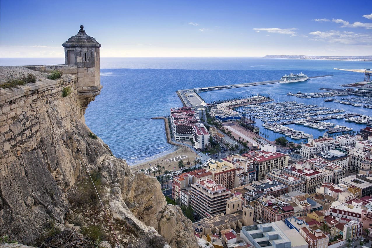 A várból nyíló 360 fokos pazar panoráma Alicante óvárosára és a Földközi-tengerre.