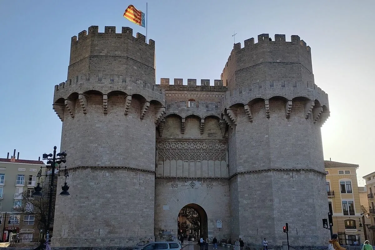 A gótikus Serranos-tornyok (Torres de Serranos) Valenciában, az egykori városfal kapuja. Valenciai látnivalók és történelem.