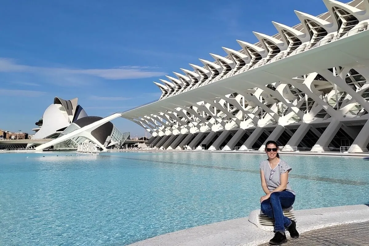 Hivatalos idegenvezető Valenciában, a valenciai Művészetek és Tudományok Városa (Ciudad de las Artes y las Ciencias) előtt. Valencia látnivalók 2026-ban