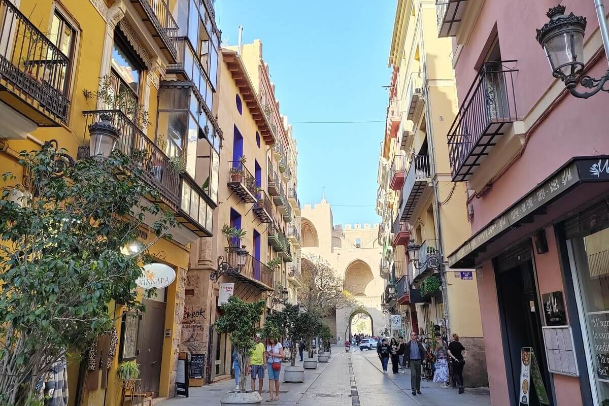 Utcarészlet és street art Valencia Barrio del Carmen negyedében. Valencia látnivalók: az óváros hangulatos utcái