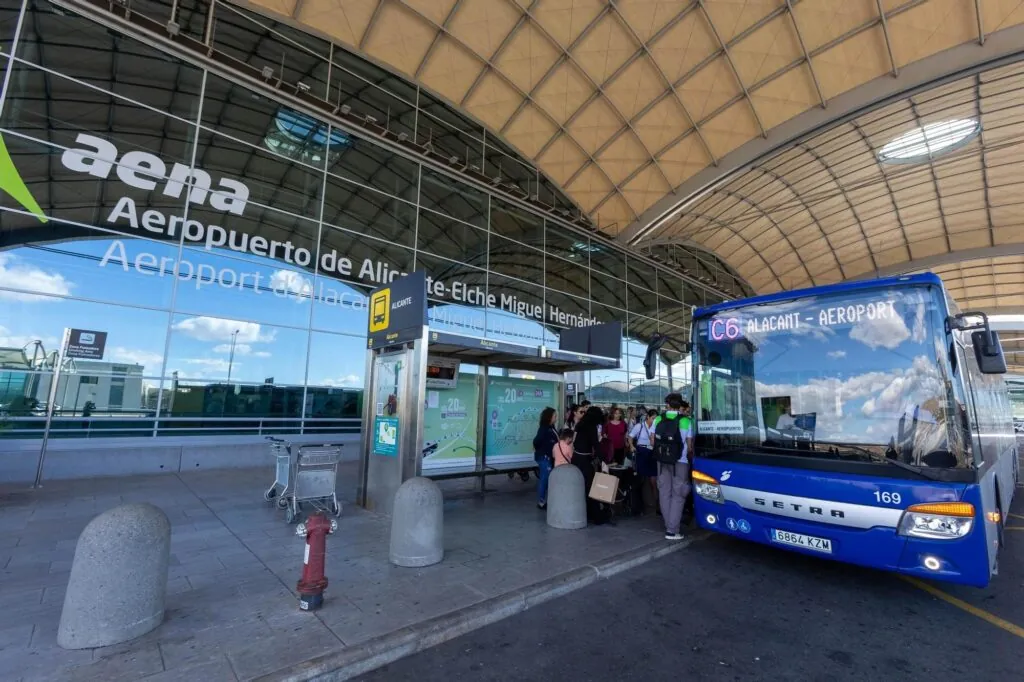 Alicante közlekedés: reptéri bejutás, tömegközlekedés és jegyárak (2026)