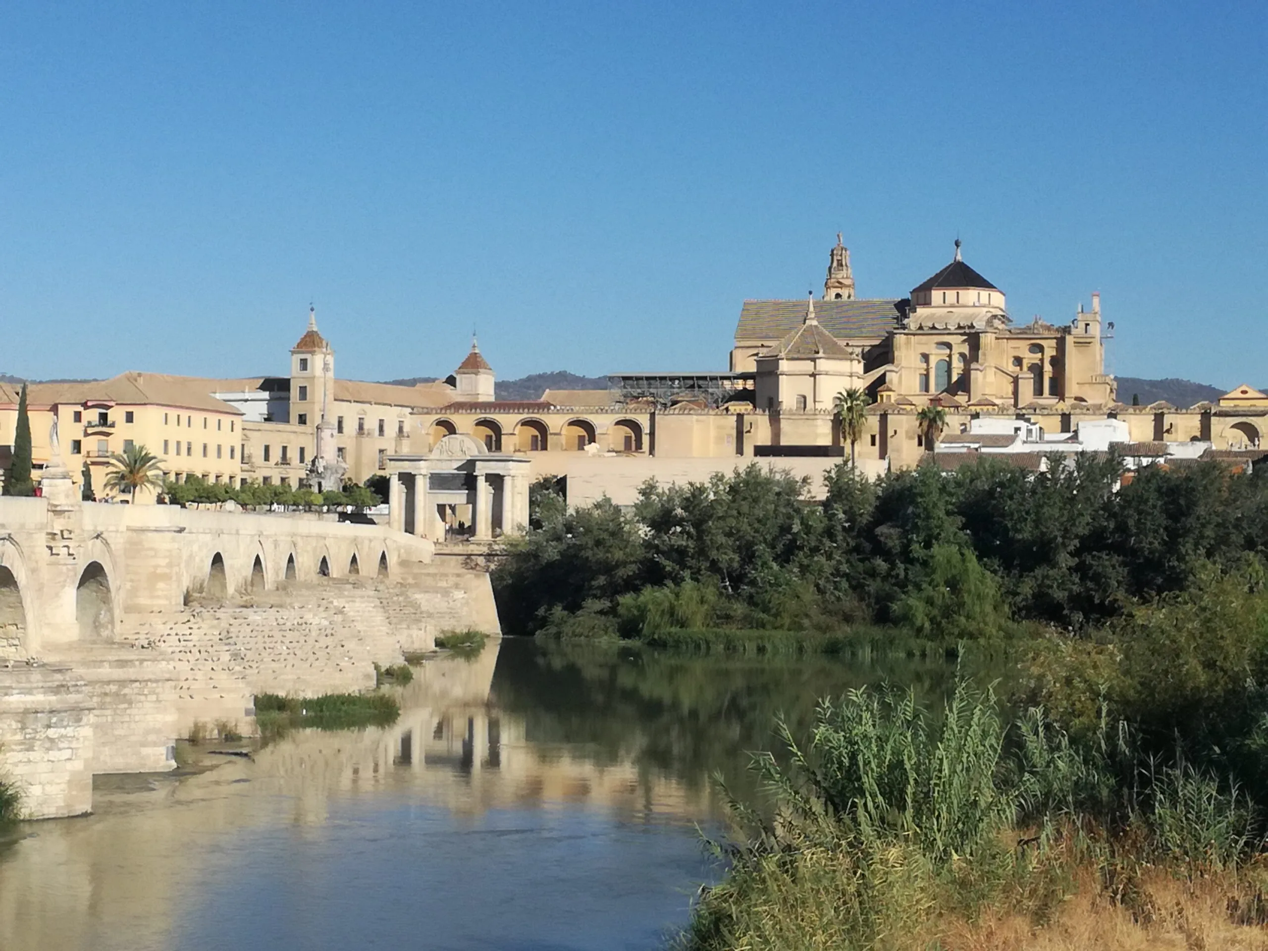 Córdoba római hídja és a Mezquita a Guadalquivir partján