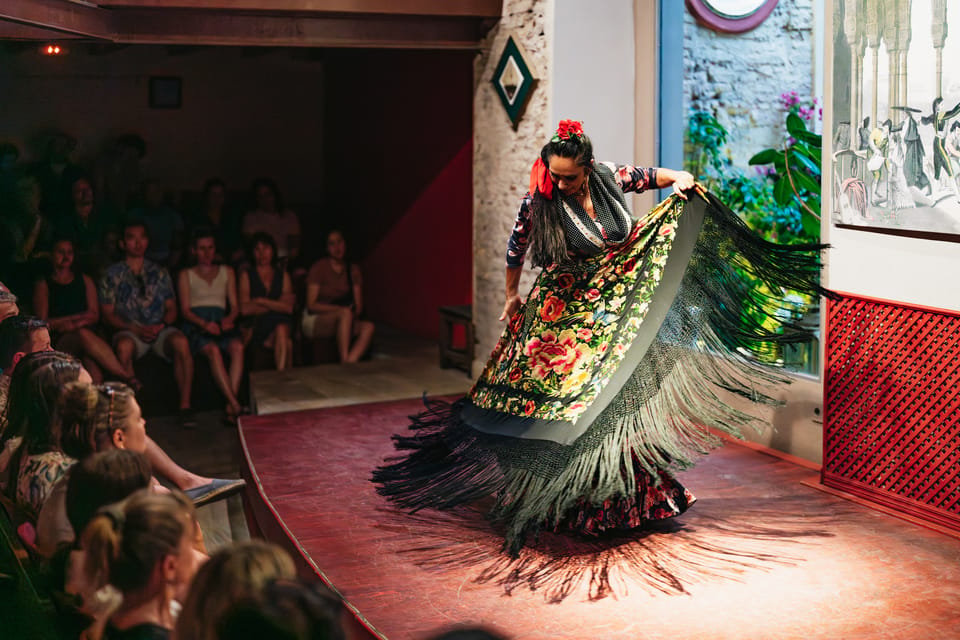 Flamenco táncos nagy színes kendővel, Casa de la Memoria, Sevilla