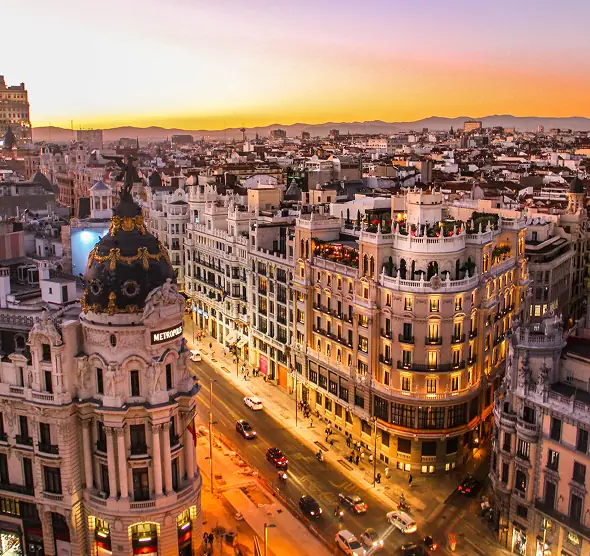 Madrid belvárosa naplementekor a Gran Víával és a Metropolis épülettel