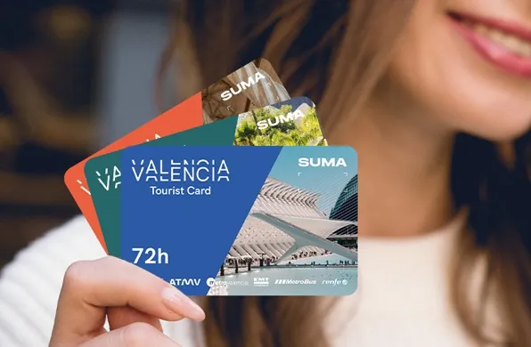 Valencia Tourist Card 72 órás városkártya egy nő kezében